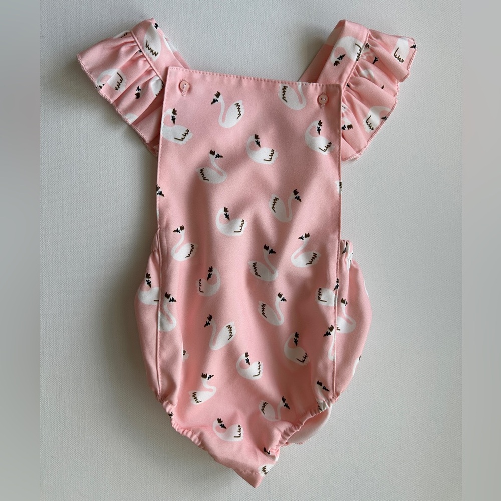 Jinxing girl’s Pink Swan Patterned Baby Romper. Size 2T.